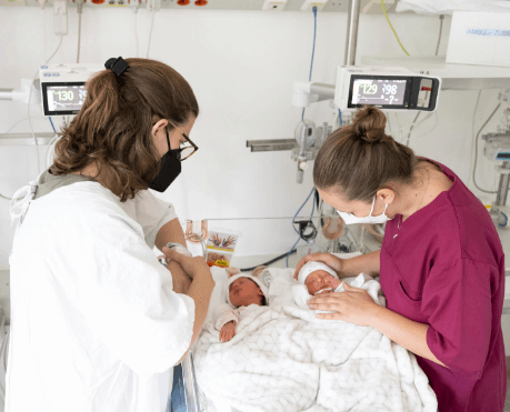 Zwei Krankenschwester mit zwei Babys
